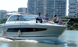 Thuê du thuyền dạo sông Sài Gòn giá hàng trăm USD mỗi giờ