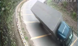 Clip: Xe tải ôm cua tốc độ cao tại dốc Cun - Hòa Bình và cái kết thảm khốc