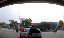 Sang đường ngược chiều, người phụ nữ bị xe máy đâm ngã nhào