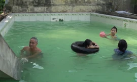 Thầy giáo về hưu xây bể bơi miễn phí cho trẻ