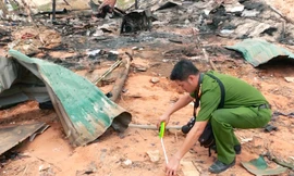 Cảnh sát khám nghiệm hiện trường vụ nổ lán trại khiến 2 người chết