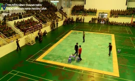 Chiến sĩ công an dùng võ hạ gục 3 kẻ côn đồ cầm kiếm