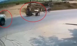 Hai xe máy va chạm khiến tài xế ngã vào ôtô bán tải