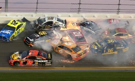 Clip: 21 xe đua va chạm liên hoàn khủng khiếp, lửa ngùn ngụt cháy