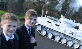 Ông bố của năm: Lái xe tăng 17 tấn chở con đi học