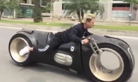 Clip: Siêu mô tô Tron Light Cycle lăn bánh trên phố Hà Nội