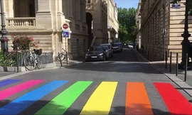 Cận cảnh sơn vạch kẻ đường bảy sắc cầu vồng tại Pháp