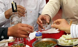 Cả ngày uống rượu, người đàn ông mắc bệnh loạn thần