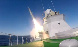 Tàu hộ vệ tên lửa Smerch thử vũ khí mới đầy ấn tượng