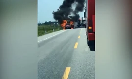 Clip: Ô tô Ford Ecosport nghi mắc rơm, cháy ngùn ngụt trơ khung ở Hà Tĩnh