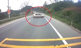 Ôtô đột ngột quay đầu khiến xe đi ngược chiều 'thót tim'