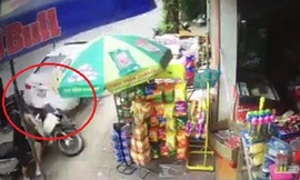 Tài xế lùi xe ôtô đâm hàng loạt xe máy