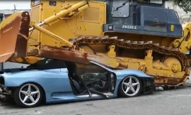 Philippines dùng máy ủi nghiền nát xe sang nhập lậu