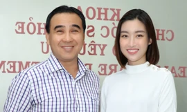 Hoa hậu Mỹ Linh hội ngộ Quyền Linh khi đăng ký hiến tạng