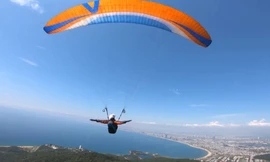 Bay dù lượn ngắm Đà Nẵng từ trên cao