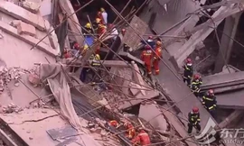Clip: Hiện trường sập đại lý Mercedes-Benz ở Trung Quốc, nhiều người bị chôn vùi