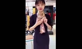 Video: Nữ nhân viên xinh xắn hướng dẫn cách thắt khăn cực đẹp cho nàng