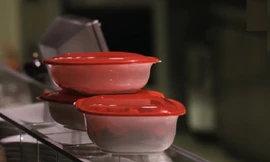 Lý do bạn không nên hâm nóng thức ăn trong hộp nhựa