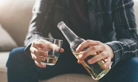 Tại sao bạn không nên uống rượu bia khi đói?