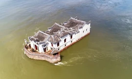 Ngôi đền 700 năm đứng vững giữa lòng sông Trường Giang