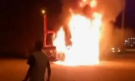 Ôtô bốc cháy vì tài xế bỏ chạy sau tai nạn