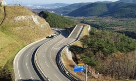 Đường cứu nạn giúp xe tải mất phanh dừng bánh an toàn