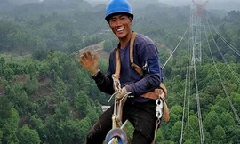 Thợ điện Trung Quốc ăn trưa trên độ cao 130 mét