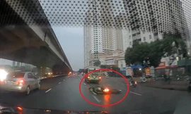 VIDEO: Thắng gấp dưới trời mưa, xe máy ngã nhào xuống đường