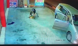 Cẩu tặc đi ôtô, dùng súng điện trộm chó ngay trước nhà