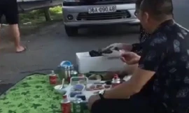 Cận cảnh gia đình ngồi ăn uống trên đường cao tốc đang gây xôn xao