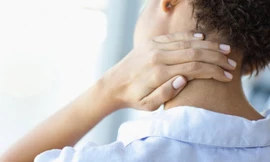 Xoay cổ cho đỡ mỏi, cô gái trẻ bị liệt nửa người