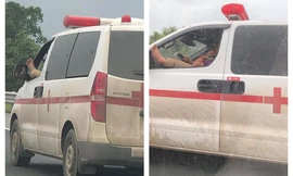 Thót tim cảnh tài xế xe cứu thương vừa lái xe, vừa gác chân nghe điện thoại