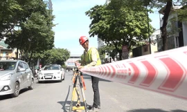 Rào chắn đường Trần Hưng Đạo để thi công nhà ga metro