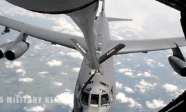 Cận cảnh quá trình máy bay ném bom B-52 tiếp liệu trên không