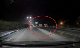 Ôtô lao thẳng vào công trường không có đèn cảnh báo trên cao tốc