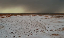 Tuyết rơi phủ trắng sa mạc cát ở Arab Saudi