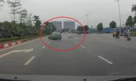 Sang đường ẩu, xe máy bị ôtô phóng nhanh tông mạnh