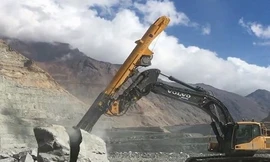 Cỗ máy xẻ vỡ đá tảng trong nháy mắt