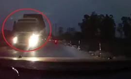 Tài xế xe container lái xe chạy ngược trên đường 1 chiều