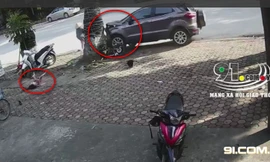 CLIP: Xe điên đại náo húc văng 2 mẹ con trên phố 