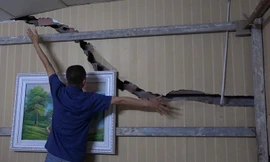 Video: Hàng chục ngôi nhà nứt toác chờ sập, dân sống trong sợ hãi ở Hà Nội