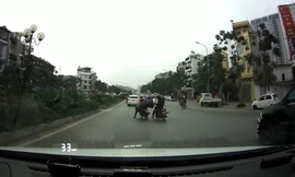 Xe máy chở đồ cồng kềnh, tài xế ngã đập đầu xuống đường ở Hà Nội