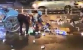 Hàng chục người xúm vào 'hôi bia' giữa trung tâm TP. HCM