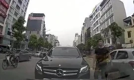 Tài xế Mercedes lấn làn còn chửi xe khác không nhường đường