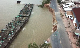 Gần 100 m quốc lộ 91 ở An Giang sạt lở nhìn từ trên cao