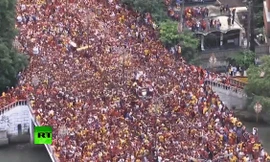 VIDEO: Biển người chen nhau chạm tượng Jesus lấy may ở Philippines