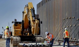 Những cột sắt 10 m đầu tiên trong 700 km tường biên giới của TT Trump