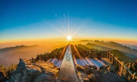 Hành trình băng rừng lội suối chinh phục nóc nhà Đông Dương