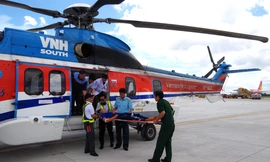 Trực thăng bay đêm đưa chiến sĩ Trường Sa về đất liền cấp cứu