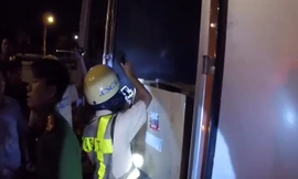 Hình ảnh cảnh sát lục soát chiếc xe chở gần 900 bánh ma túy ở Sài Gòn